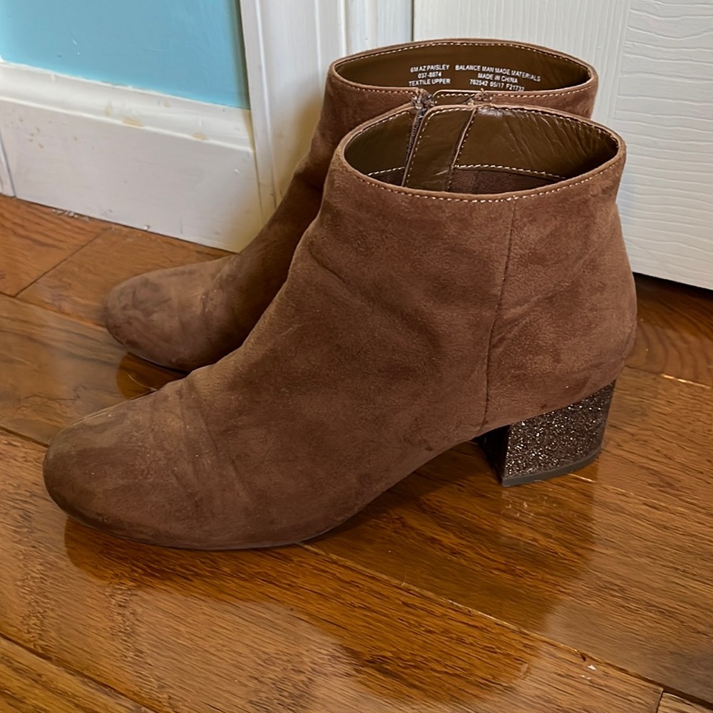Brown with gold sparkle on the heel!